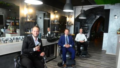 Bild: Kunz
In einem künstlerischen Ambiente will Emilio Bruner (links) ab sofort seinen männlichen Kunden die Haare schneiden. Zur Eröffnung gratulieren Oberbürgermeister Jens Meyer (Mitte) und Stadtpfarrer Markus Schmid.