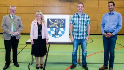 Bild: Georg Tropper/exb
Das Bild zeigt nach der Neuwahl (v. l. n. r.) OB Andreas Feller, Melanie Hipke vom Ordnungsamt), Kommandant Klaus Brunner und dessen Stellvertreter Christian Schwendner.