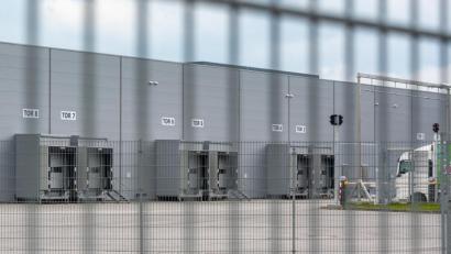 Bild: Armin Weigel/dpa
Das Betriebsgelände eines Schlachthofsnin Bogen.