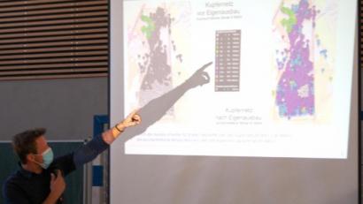 Bild: sm
Sebastian Krysa, Projektleiter Planung Glasfasernetze, von der Breitbandberatung Bayern, referierte im Gemeinderat über den Breitbandausbau in Altenstadt/WN und über die Bayerische Gigabitrichtlinie.
