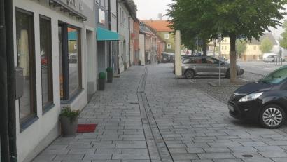 Bild: lnz
Um die Sicherheit von Fußgängern am Oberen und Unteren Marktplatz (Bild) in Mitterteich zu erhöhen, gibt es zunächst Verwarnungen und später Bußgelder für Fahrradfahrer auf den Gehwegbereichen entlang der Häuser.