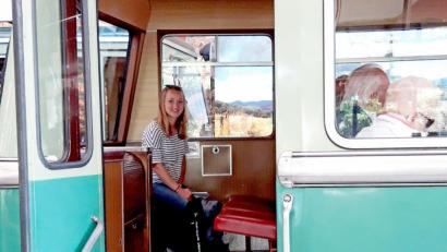 Bild: privat
Simone König bei einem Urlaub in einer alten S-Bahn zur Drachenfels-Burg in Königswinter bei Köln.