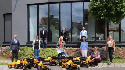 Bild: vlu
Je zwei Tret-Traktoren gehen an den evangelischen und katholischen Kindergarten und das Kinderhaus „Kunterbunt“ in Tirschenreuth sowie das Kinderhaus „Dorfpiraten“ Mähring. Die vier Erzieherinnen aus dem „Kunterbunt“-Kindergarten (Mitte) freuen sich. Für das Foto hat der kleine Gregor perfekt eingeparkt.