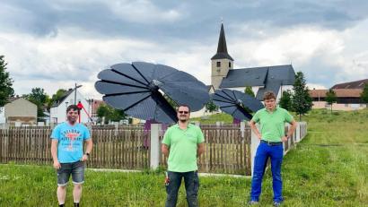 Bild: ner
Blumenpate und Gemeinderat Andreas Heinz freut sich über den erfolgreichen Abschluss der Elektroarbeiten im Bürgerpark durch die Firma Höllerer Elektrotechnik mit Installateur Ulli Kelnhofer und Geschäftsführer Matthias Wappmann (von links).