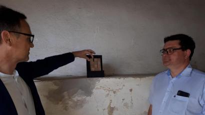 Bild: pz
Bürgermeister Bernd Sommer bei einem Termin im Stadel zusammen mit Planer Markus Braun (rechts) vom Atelier Braun. Bei einem Ortstermin im Friedhofsstadel hatte Braun ein Modell der künftigen Wandgestaltung mit den Kojen dabei.