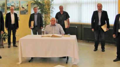 Bild: sei
Mit Urkunde und Geschenk werden die ausgeschiedenen Mitglieder des Marktrates Bernhard Weigl von der SPD (Dritter von links) Franz Sperl von den Freien Wählern (Dritter von rechts) und Matthias Kohl von der CSU (Zweiter von rechts) sowie Werner Paulus von der FWG (vorne sitzend) mit einem Geschenk und einer Urkunde verabschiedet. Christine Härtl und Reinhold Meier bekommen ihre Urkunden nachgereicht.