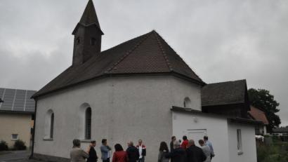 Bild: ak
Bei der Kirche in Ramlesreuth nahm der Bauausschuss den WC- und Sakristeianbau in Augenschein