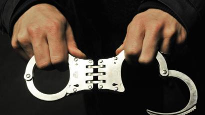 Bild:  Boris Roessler/dpa
Die Polizei hat in der Amberger Innenstadt zwei betrunkene Randalierer festgenommen. Einer der beiden kotete anschließend in die Arrestzelle.