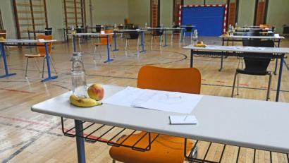 Bild: Gabi Schönberger
Äpfel, Bananen und Flaschen auf jedem Tisch: Keine Prüfungsunterstützung, sondern Teil der Kunstprüfung. An der Pestalozzi-Mittelschule starteten am Mittwoch die schulinternen Abschlussprüfungen. Die zentralen Termine wurden wegen Corona nach hinten verschoben.
