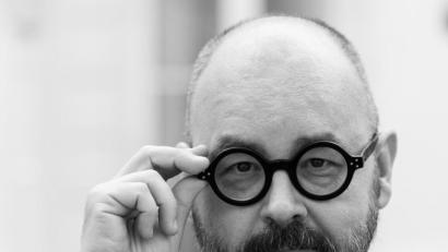 Bild: Christophe Gateau/Dpa
Bestsellerautor Carlos Ruiz Zafon bei der Veröffentlichung seines Romans "Das Labyrinth der Lichter". Der Autor ist im Alter von 55 JAhren gestorben