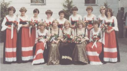 Archivbild: gz
Die damals 17-jährige Fahnenbraut Elisabeth Pöhnl (Bildmitte) stand mit 13 Festdamen beim Vereinslokal „Kuch“ 1978 nach der Fahnensegnung im Fokus.