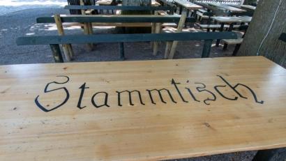 Bild: Armin Weigel/dpa
"Stammtisch" steht auf einem Tisch in einem Biergarten. Auch für Stammtisch-Gruppen sind Treffen nun wieder möglich.