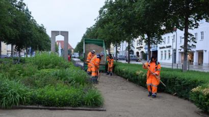 Bild: szl
Die Bauhofmitarbeiter tragen den neuen Kies auf dem Gehweg in den Grünanlagen des Maximilianplatzes auf. Ende Juni ist der Untere Marktplatz dann wieder für Fußgänger geöffnet.