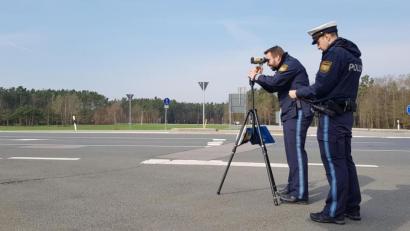 Bild: Polizei Oberpfalz
Bei Burglengenfeld hat es etliche Male geblitzt: Bei einer Geschwindigkeitsmessung zog die Polizei mehrere Fahrer aus dem Verkehr - manche bekommen saftige Strafen.