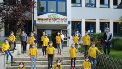 Bild: exb
Masken mit dem Schullogo spendierten der Elternbeirat und der Förderverein für die Grundschule.