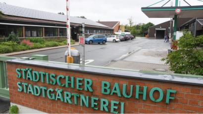 Bild: mte
Hier auf dem Bauhof könnte bald auch die Feuerwehr ein- und ausfahren. Die Vorplanungen für ihre neue Hauptfeuerwache dort laufen jedenfalls, teilt die Stadt mit.