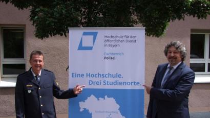 Bild: Thomas Scheuring/exb
Die Führungsspitze der Hochschule für den öffentlichen Dienst in Bayern in Sulzbach-Rosenberg (von links): in Uniform Polizeidirektor Markus Ixmeier und Regierungsdirektor Stefan Loos.