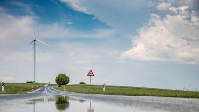 Bild: Jan Woitas/dpa
Während in den vergangenen Jahre die Freibäder schon im Mai überfüllt waren, liefen die Heizungen dieses Jahr in der Oberpfalz noch kurz vor dem Sommeranfang Mitte Juni. Diese unerwartete Verschnaufpause von der Klimaerwärmung ist ein willkommenes Geschenk für unseren Autor.