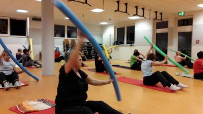 Bild: sne
Immer schön Abstand halten: Die Damen der Grafenwöhrer Fitnessgruppe von Marlene Stopfer-Höhn machen es vor.
