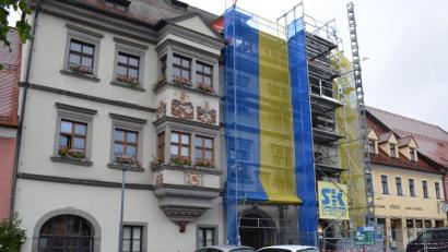 Bild: szl
Damit das Gerümpel des Dachbodens nicht durch das Rathaus geschleppt werden muss, wurde ein Lastenfahrstuhl an der Außenseite aufgebaut.