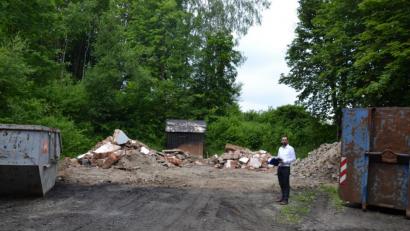 Bild: gi
Bürgermeister Armin Bulenda freut sich über den Beginn der Sanierungsarbeiten im Kurpark. Zwei Tage dauerte der Abbruch des abgebrannten Betriebsgebäudes.