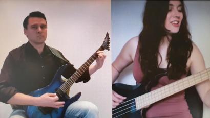 Bild: Hösamer
Susanne Hutzler (rechts) und Landrat Thomas Ebeling im "Zwio": Virtuell spielen die beiden die Nummer "For whom the bell tolls" von "Metallica" gemeinsam.