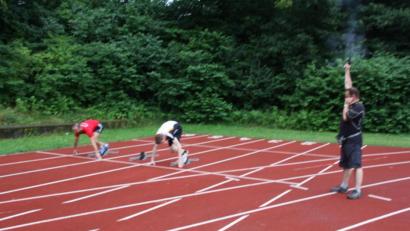 Bild: adj
Den Startschuss fürs Training in der Leichtathletikabteilung möchte Abteilungsleiter Thomas Liebs(rechts) nicht verpassen. Leider sieht er sich im Moment noch nicht dazu in der Lage, diesen auch abzugeben.