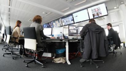 Archivbild: Jörg Carstensen/dpa
"Bild" (hier ein Blick in den Berliner Newsroom) ist zum wiederholten Male vom Presserat gerügt worden.