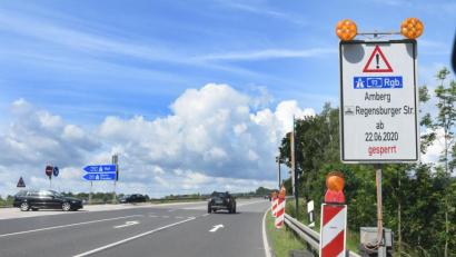 Bild: Gabi Schönberger
Ab Montag, 22. Juni, kann an dieser Stelle von der Süd-Ost-Tangente nur noch nach links auf die Autobahn A93 (Richtung Hof) abgebogen werden. Geradeaus ist gesperrt. Wer nach Regensburg möchte, muss eine Umfahrung in Kauf nehmen.