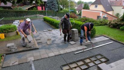 Bild: le
Fleißig Hand legt Steinmetzmeister Franz Schmidt mit seinen Helfern Oskar Lang und Robert Säckl bei den Sanierungsarbeiten am Treppenaufgang und bei Verlegung von 60 Quadratmetern neuer Gehwegplatten am Hauptzugang zur Pfarrkirche St. Johannes der Täufer an.