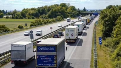 Bild: Uwe Anspach/dpa
Für LKW ab 7,5 Tonnen gilt wieder das Fahrverbot an Sonn- und Feiertagen.