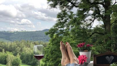 Bild: Resi Zanner/exb
Wohin soll man reisen, wenn man von seinem Balkon aus solch einen Ausblick genießt? In der Oberpfalz - wie hier in Leuchtenberg - kann man sich auf Balkonien sehr gut entspannen.