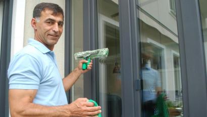 Bild: gib
Die Corona-Pandemie hat Burhan Simnica, Betreiber eines Gebäudeservices in Regensburg, zusätzliche Aufträge beschert.