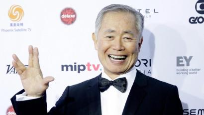 Bild: Andrew Gombert/EPA/dpa
US-Schauspieler George Takei trifft 2015 zur Verleihung der International Emmy Awards ein und grüßt mit dem Vulkanier-Gruß.