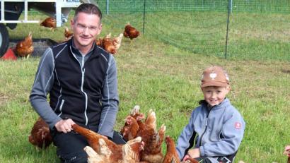 Bild: stg
Michael Schicker – hier mit seinem Sohn Johannes – ist Herr über 222 Legehühner, sein Leben als Versicherungsexperte gehört der Vergangenheit an