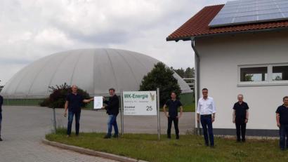 Bild: u
Die Anlage der WK Energie GmbH & Co. KG in Weiher-Kricklhof wurde vom Fachverband Biogas im Juni als „Biogasanlage des Monats“ ausgezeichnet. Die Urkunde überreichte dieser Tage Markus Bäuml, Regionalreferent Süd-Ost des Fachverbandes, den Betreibern. Von links: Karl Hanauer, Werner Wendl, Markus Bäuml, Michael Beck, Bürgermeister Hermann Falk, Laurenz Beck und Hermann Ott.