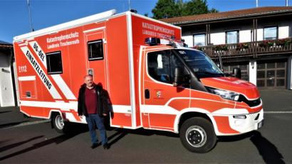 Bild: ubb
Einsatzleiter Andreas Wührl präsentiert das neue Fahrzeug, das modernste Technik in seinem Innern birgt: Eingesetzt wird es vom Landkreis für den Katastrophenschutz, stationiert ist es im Feuerwehrhaus in Wiesau.