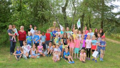 Bild: bsc
Auch wenn es beim Ferienprogramm in diesem Jahr die vielen Abenteuer in freien Natur (wie im Bild) aufgrund zahlreicher Auflagen nicht geben kann, das Veranstaltungsprogramm „Lustige Ferien“ wird im Erholungsort für die Jugendlichen zum 38. Mal angeboten.