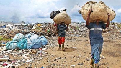 Bild: agentur_dpa
Ein Bild der Armut von der Elfenbeinküste: Frauen tragen in Abidjan recyclingfähige Materialien, die sie auf einer Deponie gesammelt haben.