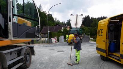 Bild: jp
Die Asphaltierungsarbeiten zur Dorferneuerung in Pfaffenhofen sind abgeschlossen – die Umleitungs- Ralley der Anwohner hat ein gutes Ende gefunden.