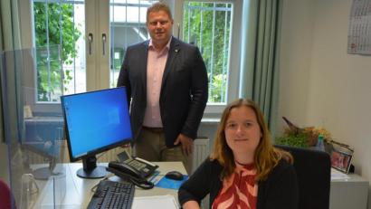 Bild: jr
Ihr neues Büro für die Seniorenarbeit hat Christiane Bleistein im Erdgeschoss des neuen Rathauses bezogen. Dort ist sie unter der neuen Telefonnummer, 09633/89133, dreimal wöchentlich zu erreichen. Bisher hatte Frau Bleistein ihr Büro im Mehrgenerationenhaus. Einen guten Start wünschte Bürgermeister Stefan Grillmeier.