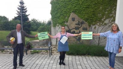 Bild: Wolfgang Roggenhofer/exb
Die Verantwortlichen für das Kümmersbrucker Ferienprogramm, die Gemeindejugendpflegerin Helena Schubert (Mitte) und Susann Rotsch (rechts) gemeinsam mit Bürgermeister Roland Strehl.
