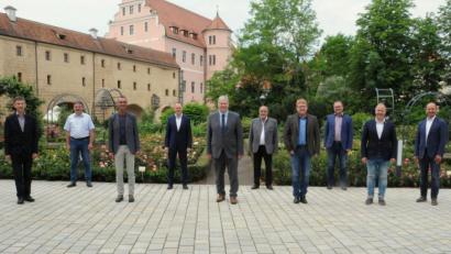 Bild: Christine Hollederer/exb
Landrat Richard Reisinger (Fünfter von links) hieß die neuen Bürgermeister im Landratsamt willkommen. Von links: Albert Geitner (Ursensollen), Hermann Mertel (Hirschbach), Peter Achatzi (Neukirchen), Erich Meidinger (Ebermannsdorf), Anton Peter (Ammerthal), Bernhard Köller (Königstein), Uwe König (Freihung), Marcus Eichenmüller (Schnaittenbach) und Hans Ram (Ensdorf).