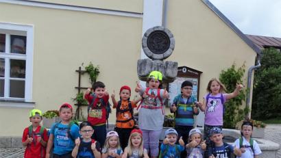 Bild: hl
Endlich wieder mal raus: Großen Spaß hatten die Kinder bei ihrem Gang durch den Waldecker Markt (im Bild der Marktbrunnen). Dass es wieder aufwärts geht, signalisierten die Mädchen und Buben mit den erhobenen Daumen und mit strahlenden Gesichtern.
