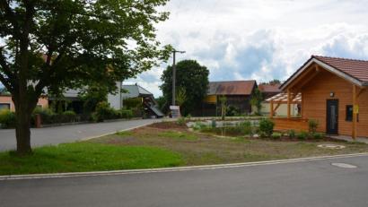 Bild: jr
Eine Teilfläche der Ortsstraße in Pechofen - im Bereich zwischen dem Baum (links) und dem Gemeinschaftshaus (rechts) - hat der Stadtrat per Beschluss dem Verkehr entzogen.