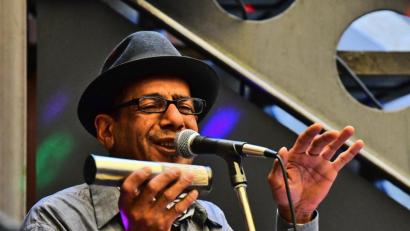 Bild: Jeff Fichtner
Er ist das Gesicht von Burst: Curtis Fink hat die Musik im Blut und baut im Handumdrehen die Nähe zum Publikum auf.