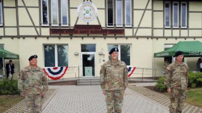 Bild: mor
Erst nach der militärischen Zeremonie werden in doppelter Armlänge entfernt die Masken gelüftet. Oberst Adam Boyd (Mitte) übergab die Zuständigkeit des Command Sergeant Majors von Micheal D. Sutterfield (links) an den seinen Nachfolger CSM Michael Spear (rechts).