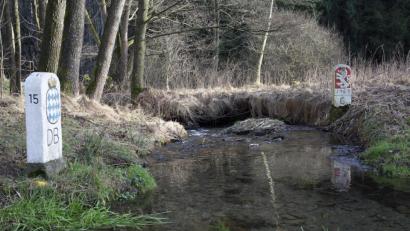 Bild: Herbert Pöhnl/exb
Der Viechtacher Fotograf Herbert Pöhnl entdeckte die beiden Grenzsteine am Grenzbach. Das Bild ist ein Beitrag zur Ausstellung im CeBB.