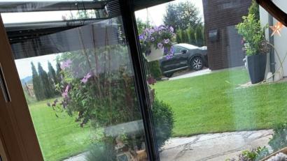 Bild: dob
Leise schleicht der Fuchs um das Anwesen und wirft einen neugierigen Blick ins Wohnzimmer der Familie Daubenmerkl in Waldthurn. Wüsste das Tier, dass der Hauseigentümer Jäger ist, wäre er wohl vorsichtiger.