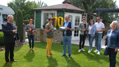 Bild: jr
70. Geburtstag feierte am Sonntag der ehemalige SPD-Stadtrat Alfred Gültner. Dazu gratulierten 2. Bürgermeister Johann Brandl, sowie Vertreter des SPD-Ortsvereins Mitterteich. Unser Bild zeigt (von links) Johann Brandl, Mila Braun, Roswitha und Alfred Gültner, Enkel Julian, Tochter Daniela und Schwiegersohn Andreas, sowie Angelika Müller.